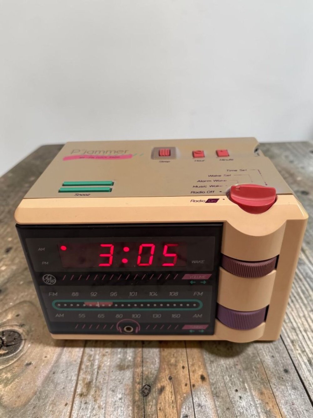 GE PJammer AM/FM Clock Radio With Bedbuds & Snooze Buttons Vintage Beige & Pink
